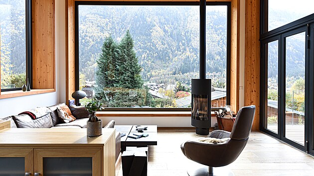 Výhled do údolí a vrcholky hor z největšího okna v domě plně nahrazuje sebekrásnější obraz.