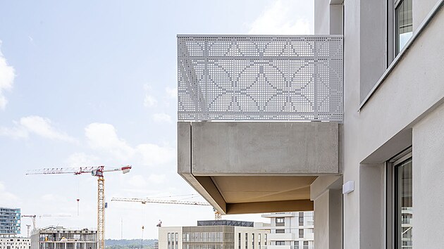 Zábradlí balkonů je vyrobeno z perforovaného hliníku podle nově navrženého vzoru
