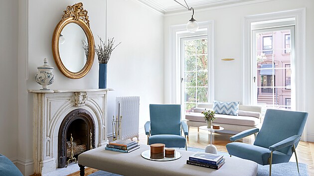 Obývací pokoj s krbem je skvělou kombinací zachovaných prvků s moderními.