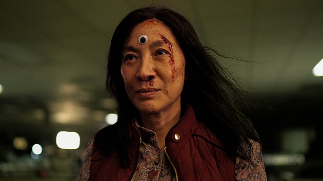 Michelle Yeohov ve filmu Vechno, vude, najednou (2022)