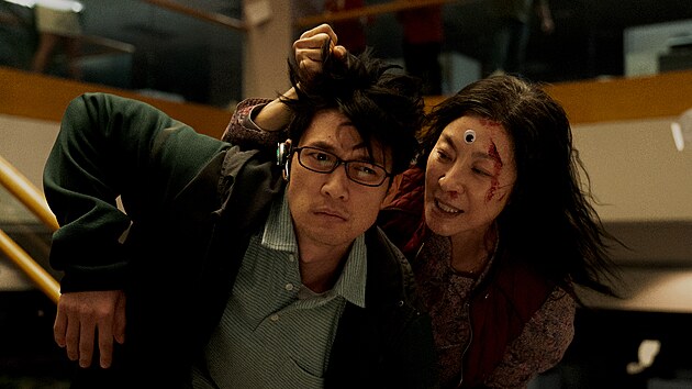 Michelle Yeohov ve filmu Vechno, vude, najednou (2022)
