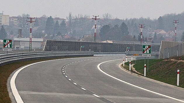 Pohled na nyn�j�� konec d�lnice D1 u p�erovsk� m�stn� ��sti P�edmost�.