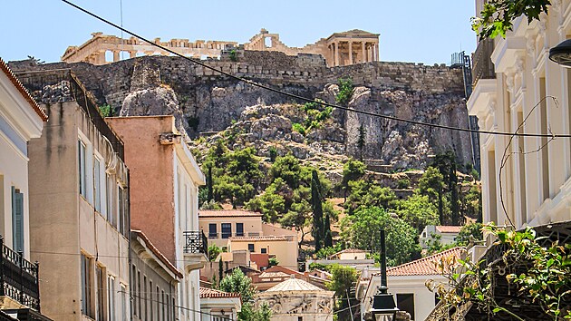 Akropole se vypíná nad starodávnými uličkami centra města. Zdá se, že dostat se na vrch je opravdu oříšek, z druhé strany je však kopec mnohem méně strmý.