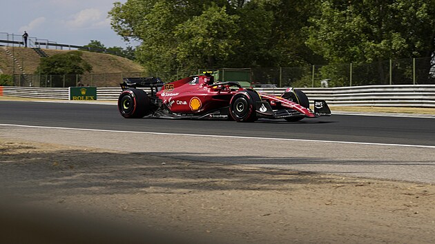 Carlos Sainz z Ferrari bhem trninku na Velkou cenu Maarska formule 1