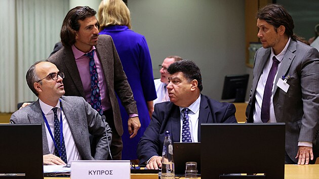 Kypersk tajemnk Ministerstva energetiky, obchodu a prmyslu Marios Panayides (sted) se astn mimodnho zasedn ministr energetiky Evropsk unie v Bruselu v Belgii. 26. ervence 2022.