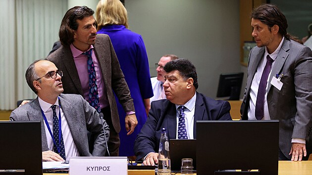 Kypersk� tajemn�k Ministerstva energetiky, obchodu a pr�myslu Marios Panayides (st�ed) se ��astn� mimo��dn�ho zased�n� ministr� energetiky Evropsk� unie v Bruselu v Belgii. 26. �ervence 2022.