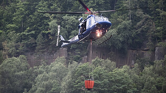 Policejn vrtulnk pi prci na poru v Nrodnm parku esk vcarsko u Henska. 26. ervence 2022.