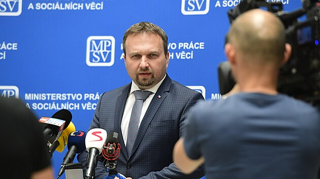 Ministr prce a socilnch vc Marian Jureka vystoupil v Praze na tiskov konferenci k valorizaci dchod a ke zmnm ve vplatch dchod od ptho roku. (26. ervence 2022)
