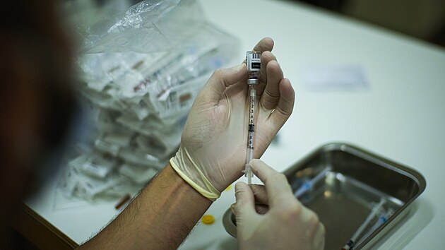 Zdravotník pipravuje injekní stíkaky s vakcínami proti opiím netovicím v...