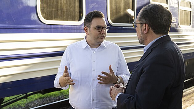 Ministr zahrani Jan Lipavsk spolen s rakouskm fem diplomacie Alexanderem Schallenbergem ped cestou do Kyjeva. (20. ervence 2022)