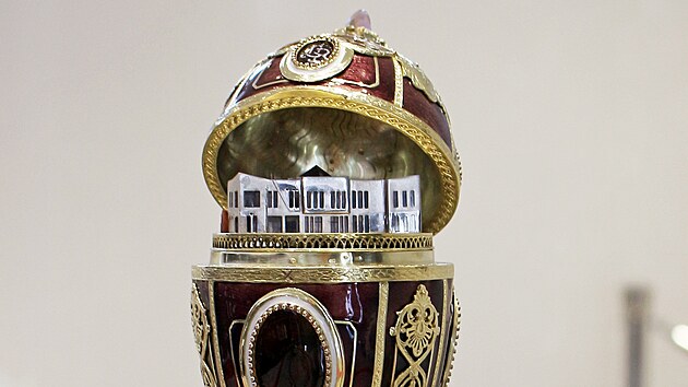 Fabergého vejce s ukrytou kopií královédvorské Galerie minerálů zhotovil zlatník Valentin Kornějev.