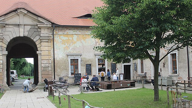 Postupuje obnova sti estnho dvora pi Valdtejnsk lodii v Jin. (9. 6. 2022)