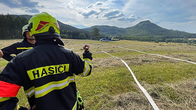 Několik jednotek hasičů zasahuje v u obce Božanov na Broumovsku, z lesa vychází kouř