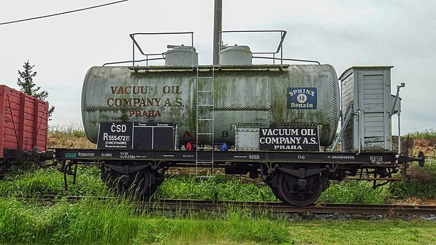 Nkladn dvounpravov kotlov vz 7. vozov skupiny, s kotlem rozdlenm pro pepravu dvou druh substrtu souasn, zakoupila v roce 1926 firma Vacuum Oil Company, akciov spolenost Praha. SD mu pidlily slo 555472, kter v roce 1948 zmnily v rmci
peslovn voz a nsledn upravily v souvislosti s pevzetm vozu do svho vlastnictv. Vozidlo je vybaveno tlakovou brzdou pro nkladn vlaky Boi D a run brzdou s brzdaskou budkou.