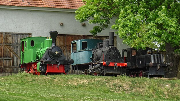 Cukrovarsk lokomotivy ve venkovn expozici. Zleva: Krauss Linz 1172, Orenstein...