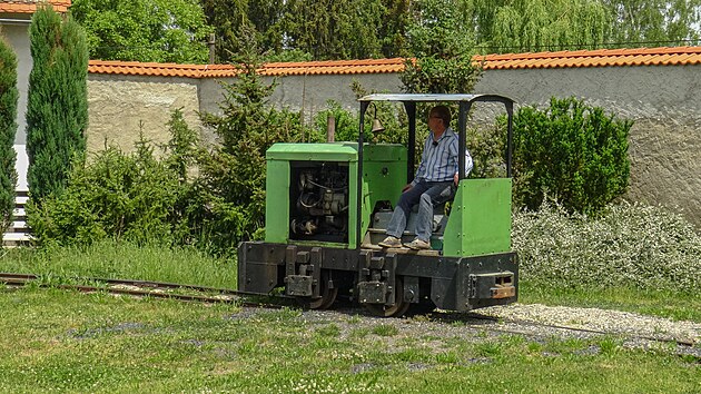 zkorozchodn dvounpravov dieselov stroj typu MD 2  s mechanickm penosem...