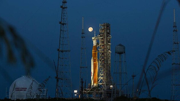 Raketa Space Launch System (SLS) s kosmickou lod Orion na snmku NASA v kompozici s plkem