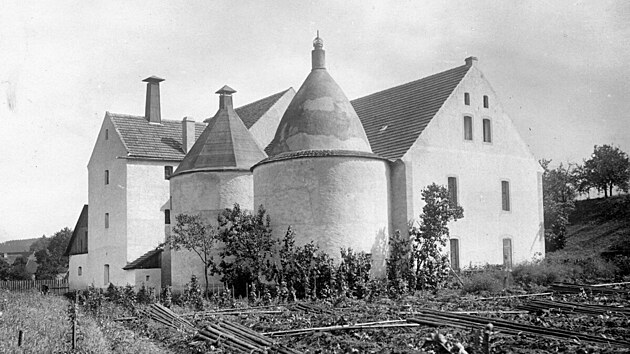 V unikátní budově s kruhovými věžemi v Dubé
v Libereckém kraji se už v 19. století sušil chmel. Snímek je ze začátku 20. století. 