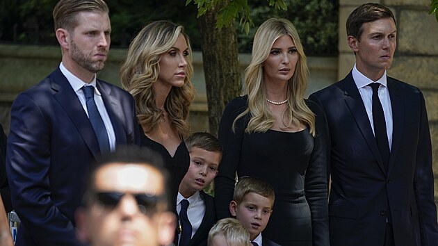 Eric Trump, Lara Trumpov, Ivanka Trumpov a Jared Kushner na pohbu Ivany Trumpov (New York, 20. ervence 2022)