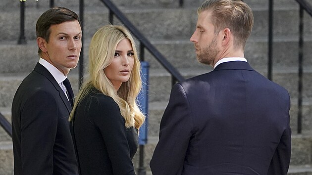 Jared Kushner, Ivanka Trumpov a  Eric Trump na pohbu Ivany Trumpov (New York, 20. ervence 2022)