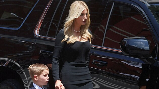 Ivanka Trumpov se synem na pohbu Ivany Trumpov (New York, 20. ervence 2022)