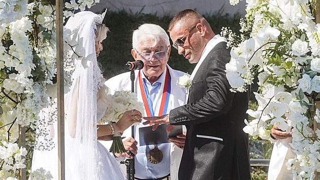 Karlos Vémola a Lela Ceterová se vzali v Praze 28. července 2022.