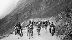 ROK 1938. Cyklisté na Tour de France stoupají legendárním průsmykem Galibier.