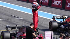 Charles Leclerc z Ferrari slaví vítzství v kvalifikaci na Velkou cenu Francie.