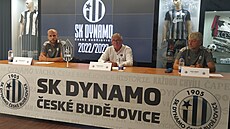 Tisková konference fotbalového týmu Dynamo České Budějovice. Zleva kapitán...