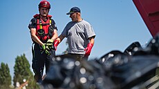 Hasi�i vytahují z �eky Dyje uhynulé ryby. (�ervenec 2022)