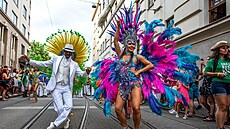 Tanenice i taneníci v pestrých karnevalových kostýmech a stovka bubeník pi Brasil festu v centru Brna vytvoili prvod, jen se v rytmu brazilské samby prokroutil z Moravského námstí a na Zelný trh. Celkem v nm pochodovalo asi 250 lidí a pihlíe