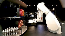 V uměleckoprůmyslovém muzeum vaří kávu robot. Na dotykové obrazovce si...