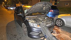 Opilý idi v Chebu naboural zaparkovaná auta.