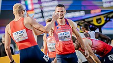 Radost Patrika Šorma a Michala Desenského v cíli běhu na 4x400 metrů na...