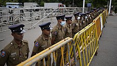 Policisté stojí na stráži před budovou parlamentu v Colombu na Srí Lance. (20.... | na serveru Lidovky.cz | aktuální zprávy