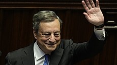 Italský premiér Mario Draghi mává zákonodárcm na konci svého projevu v...
