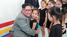 Vůdce KLDR Kim Čong-un objímá dívku během své návštěvy základní školy. (1....