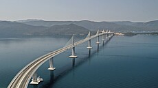 Pohled na nově postavený most na poloostrov Pelješac v Chorvatsku. (26....