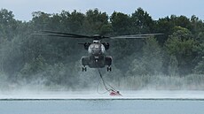 Německý hasičský vrtulník nabírá vodu z rybníka Kiebitzer Baggerteich. (26....