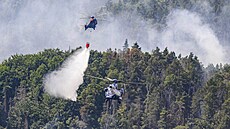Vrtulníky n�mecké spolkové policie hasí po�ár v národním parku Saské �výcarsko....