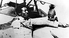 Eugene Bullard u svého spadu s makakem Jimmym, kterého s sebou bral i do vzduchu