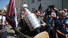 Pavel Francouz objímá Stanley Cup v americkém Jeepu, kterým přijíždí k...