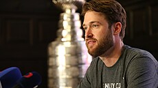 Pavel Francouz p�ed slávou s fanou�ky odpovídal noviná��m na dotazy,