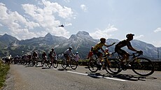 Hlavní skupina favorit bhem 18. etapy Tour de France, ve lutém trikotu jede...