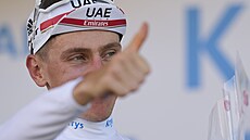 Slovinský cyklista Tadej Pogačar na pódiu v bílém dresu pro nejlepšího mladého...