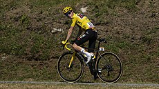 Dánský cyklista a lídr celkového poadí Jonas Vingegaard eká na hlavního...
