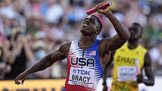 Americký sprinter Marvin Bracy dokonuje rozbh muské tafety na 4x100 metr v...