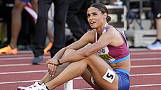 Americká p�eká�ká�ka Sydney McLaughlinová jen nev��ícn� zírá a sedí na tartanu....