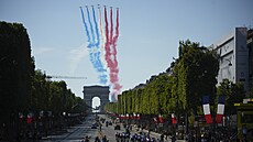 Stíha�ky a francouzská trikolóra vítají peloton b�hem 21. etapy Tour de France...