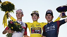 PÓDIUM. Elitní trojka celkového pořadí Tour de France na Elysejských polích....
